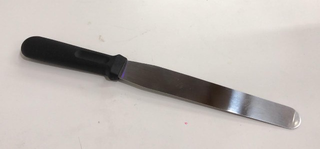 33CM ESPATULA DE REPOSTERIA NEGRO/BLANCO